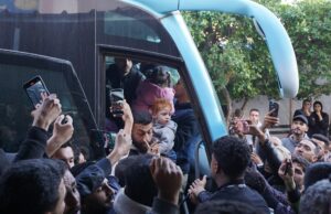 Famílias de Gaza se reúnem anos depois de bebês terem sido evacuados em meio à guerra de Israel Famílias de Gaza se reúnem anos depois de bebês terem sido evacuados em meio à guerra de Israel