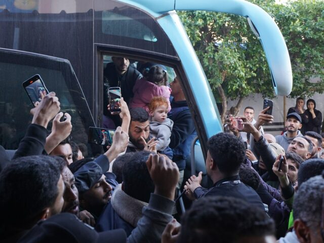 Famílias de Gaza se reúnem anos depois de bebês terem sido evacuados em meio à guerra de Israel
