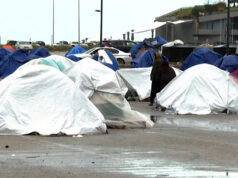 Famílias deslocadas abrigam-se em tendas em Beirute em meio a ataques israelenses Famílias deslocadas abrigam-se em tendas em Beirute em meio a ataques israelenses