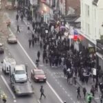 As turbas do TikTok estão correndo soltas em Clapham mais uma vez, com dezenas de adolescentes supostamente barricando famílias aterrorizadas dentro de lojas de rua na última onda de caos no feriado da Páscoa