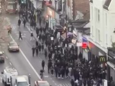 Famílias ‘estão barricadas dentro de lojas de rua’ enquanto multidões de jovens invadem Clapham NOVAMENTE As turbas do TikTok estão correndo soltas em Clapham mais uma vez, com dezenas de adolescentes supostamente barricando famílias aterrorizadas dentro de lojas de rua na última onda de caos no feriado da Páscoa