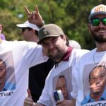 GettyImages-2268811288 Fãs vestindo camisetas de Tiger Woods