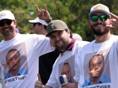 Fãs de Tiger Woods mostram seu apoio com camisetas Mug Shot no Houston Open GettyImages-2268811288 Fãs vestindo camisetas de Tiger Woods