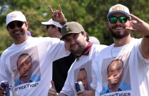 Fãs de Tiger Woods mostram seu apoio com camisetas Mug Shot no Houston Open GettyImages-2268811288 Fãs vestindo camisetas de Tiger Woods