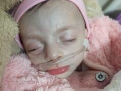 Fechamento da passagem de Rafah deixa pacientes de gaze presos sem tratamento Um menino sentado em uma cama de hospital