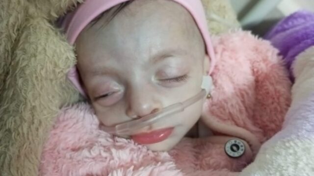 Fechamento da passagem de Rafah deixa pacientes de gaze presos Um menino sentado em uma cama de hospital