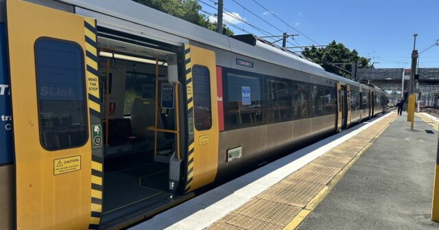 Fechamento de trilhos nas linhas de trem de Queensland em Um trem da Queensland Rail.