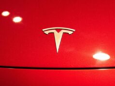 Federais intensificam investigação sobre o software Full Self-Driving (Supervised) da Tesla A Tesla logo seen on a Tesla Model 3 car.