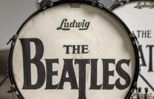 Fender de Kurt Cobain e bateria dos Beatles entre coleção de US$ 1 bilhão que vai a leilão Fender de Kurt Cobain e bateria dos Beatles entre coleção de US$ 1 bilhão que vai a leilão
