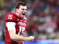 Fernando Mendoza faz comparações com Josh Allen no NFL Combine Fernando Mendoza #15 of the Indiana Hoosiers celebrates a touchdown pass against the Oregon Ducks during the second quarter in the 2025 College Football Playoff Semifinal at the Chick-fil-A Peach Bowl at Mercedes-Benz Stadium on January 09, 2026 in Atlanta, Georgia.