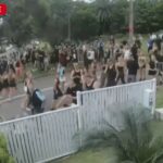 A festa de aniversário de uma menina de 16 anos no sul de Sydney deu terrivelmente errado depois que 500 adolescentes apareceram sem serem convidados. O doce 16 na Bounty Avenue, em Kirrawee, rapidamente saiu do controle na noite passada.