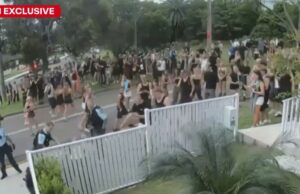 Festa de aniversário de 16 anos invadida por 500 adolescentes A festa de aniversário de uma menina de 16 anos no sul de Sydney deu terrivelmente errado depois que 500 adolescentes apareceram sem serem convidados. O doce 16 na Bounty Avenue, em Kirrawee, rapidamente saiu do controle na noite passada.