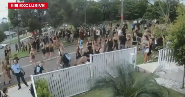 A festa de aniversário de uma menina de 16 anos no sul de Sydney deu terrivelmente errado depois que 500 adolescentes apareceram sem serem convidados. O doce 16 na Bounty Avenue, em Kirrawee, rapidamente saiu do controle na noite passada.