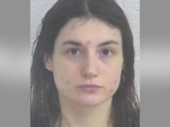 Filha matou a tiros a mãe depois que ela não a deixou sair de casa Polícia procura mãe depois que ela foi acusada de deixar filha de 3 meses se afogar na banheira