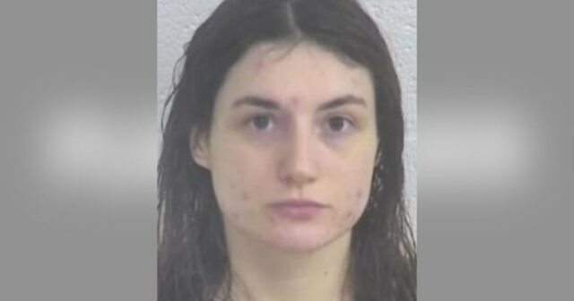 Polícia procura mãe depois que ela foi acusada de deixar filha de 3 meses se afogar na banheira