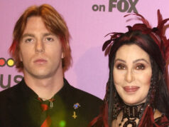 Filho de Cher é acusado de agir de forma beligerante em escola particular de New Hampshire Filho de Cher é acusado de agir de forma beligerante em escola particular de New Hampshire