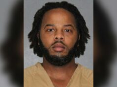 Filho do prefeito de Indiana é preso por dirigir embriagado após adormecer no drive-thru do McDonald’s Foto de um homem com cabelos escuros e barba, vestindo um macacão laranja.