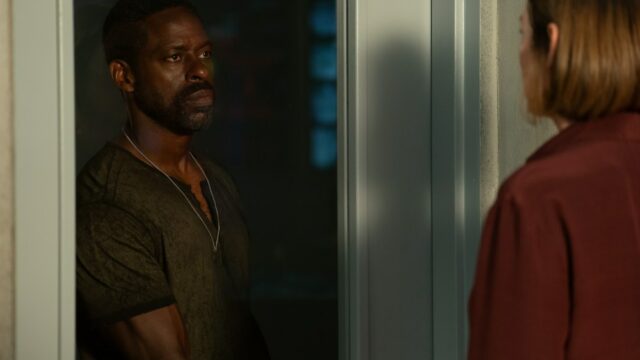 Final da 2ª temporada de 'Paradise': Sterling K. Brown, Thomas Doherty e o produtor falam sobre uma grande reviravolta na ficção científica, planos de 'Multiverso' para a terceira e última temporada
