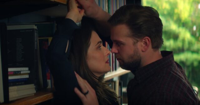 Rachel Weisz como o protagonista e Leo Woodall como Vladimir em 