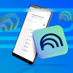 Um jovem usando um laptop e fones de ouvido, sentado entre os logotipos flutuantes do YouTube e do NotebookLM.