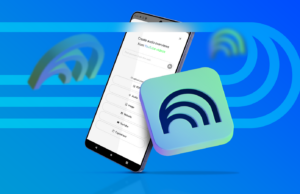 Finalmente dei uma chance ao aplicativo móvel NotebookLM e agora o uso diariamente Um jovem usando um laptop e fones de ouvido, sentado entre os logotipos flutuantes do YouTube e do NotebookLM.