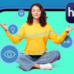 Uma mulher dormindo na cama ao lado da interface do aplicativo Insight Timer e o mascote do Android usando uma touca de dormir.