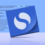 Uma lupa paira sobre um logotipo do Notion fixado em um quadro de cortiça, cercado por post-its coloridos.