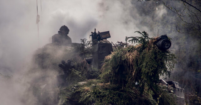 Fogo amigo: Exército britânico punirá soldados escrevendo canções satíricas enquanto Fogo amigo: Exército britânico punirá soldados escrevendo canções satíricas enquanto o moral despenca