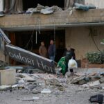 Fumaça sobe após ataque aéreo israelense em Dahiyeh