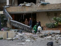 Forças israelenses bombardeiam hotel em Beirute e prédio residencial no leste do Líbano Fumaça sobe após ataque aéreo israelense em Dahiyeh