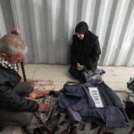 Uma mulher chora pelo corpo do jornalista Ahmed Mansur no Complexo Médico Nasser em Khan Yunis, no sul da Faixa de Gaza, em 8 de abril de 2025. (AFP)