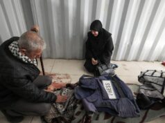 Forças israelenses matam jornalista palestino Amal Shamali em ataque em Gaza Uma mulher chora pelo corpo do jornalista Ahmed Mansur no Complexo Médico Nasser em Khan Yunis, no sul da Faixa de Gaza, em 8 de abril de 2025. (AFP)