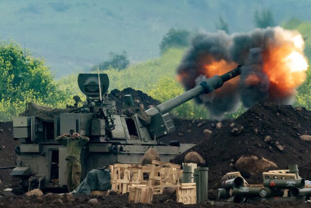 Forças israelenses no sul do Líbano conforme anunciada operação terrestre Forças israelenses no sul do Líbano conforme anunciada operação terrestre