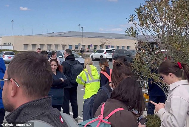 Foreign Office emite novos conselhos aos viajantes britânicos que se Aeroporto de Paphos sendo evacuado após ataques de drones à RAF Akrotiri