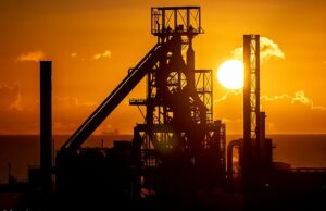 Fornos siderúrgicos britânicos ficam presos na China à medida que os custos de envio disparam Esperança de um futuro brilhante: a siderúrgica de Port Talbot espera um forno elétrico a arco