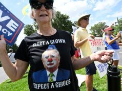 Fortaleza de Trump realiza o maior protesto “sem reis” de todos os tempos Fortaleza de Trump realiza o maior protesto "sem reis" de todos os tempos