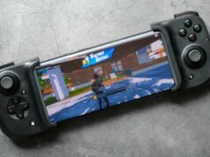 Fortnite marca data para seu retorno global na Play Store Personagens de Fortnite em uma encosta com uma ilha ao fundo e o logotipo de Fortnite no centro