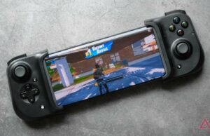Fortnite marca data para seu retorno global na Play Store Personagens de Fortnite em uma encosta com uma ilha ao fundo e o logotipo de Fortnite no centro