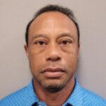 Tiger Woods olha para as lentes em sua foto policial depois de ser preso por DUI na sexta-feira