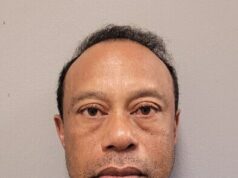 Foto com os olhos turvos de Tiger Woods divulgada após o dramático acidente de carro da lenda do golfe e prisão por DUI Tiger Woods olha para as lentes em sua foto policial depois de ser preso por DUI na sexta-feira