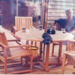 A foto, que mostra o ex-príncipe e ex-embaixador dos EUA em desgraça em roupões de banho, enquanto Epstein está totalmente vestido, acredita-se que tenha sido tirada ao ar livre em Martha's Vineyard, em Massachusetts.