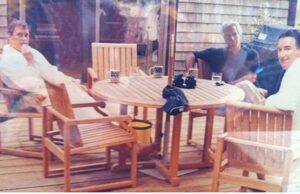 Foto nunca antes vista de Andrew Mountbatten-Windsor, Peter Mandelson vestindo roupões de banho com Jeffrey Epstein descoberta em arquivos A foto, que mostra o ex-príncipe e ex-embaixador dos EUA em desgraça em roupões de banho, enquanto Epstein está totalmente vestido, acredita-se que tenha sido tirada ao ar livre em Martha's Vineyard, em Massachusetts.