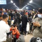 As filas no aeroporto de Dubai são costuradas com uma foto da tela do avião mostrando as notícias do ataque ao Irã.