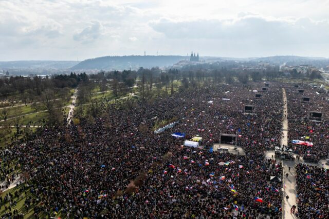 Fotos mostram dezenas de milhares de manifestantes em Praga: o que saber

