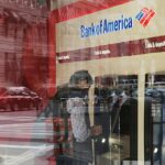 O suposto ataque terrorista foi frustrado nas primeiras horas desta manhã, quando um homem foi flagrado tentando detonar um dispositivo explosivo em frente a uma filial parisiense do Bank of America na Rue de la Boétie (imagem de arquivo)