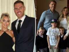 Freddie Freeman e esposa Chelsea revelam que estão esperando uma menina Freddie Freeman, sua esposa Chelsea e seus três filhos posam para uma foto de família.