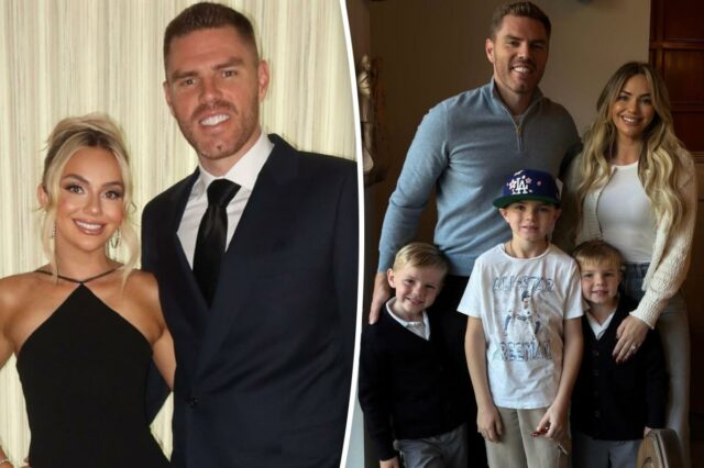 Freddie Freeman, sua esposa Chelsea e seus três filhos posam para uma foto de família.