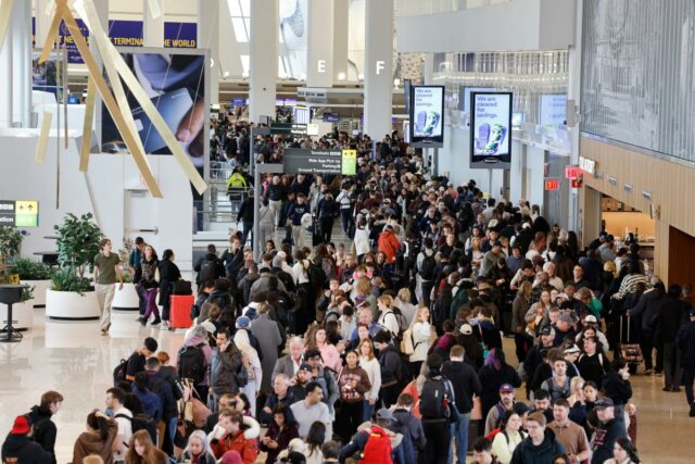 Frustrando a insanidade dos Dems no aeroporto com o ICE Frustrando a insanidade dos Dems no aeroporto com o ICE – Trump está 100% certo