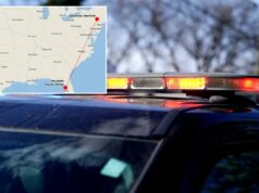 Fugitivo da Flórida acusado de molestar criança em 1989 foi finalmente preso após se esconder em uma pequena cidade de Nova York: US Marshals Barra de luz de emergência de um carro de polícia com luzes vermelhas e azuis piscando.