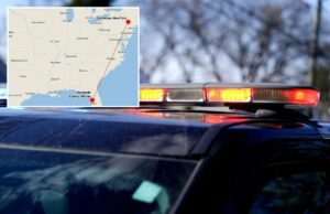 Fugitivo da Flórida acusado de molestar criança em 1989 foi finalmente preso após se esconder em uma pequena cidade de Nova York: US Marshals Barra de luz de emergência de um carro de polícia com luzes vermelhas e azuis piscando.